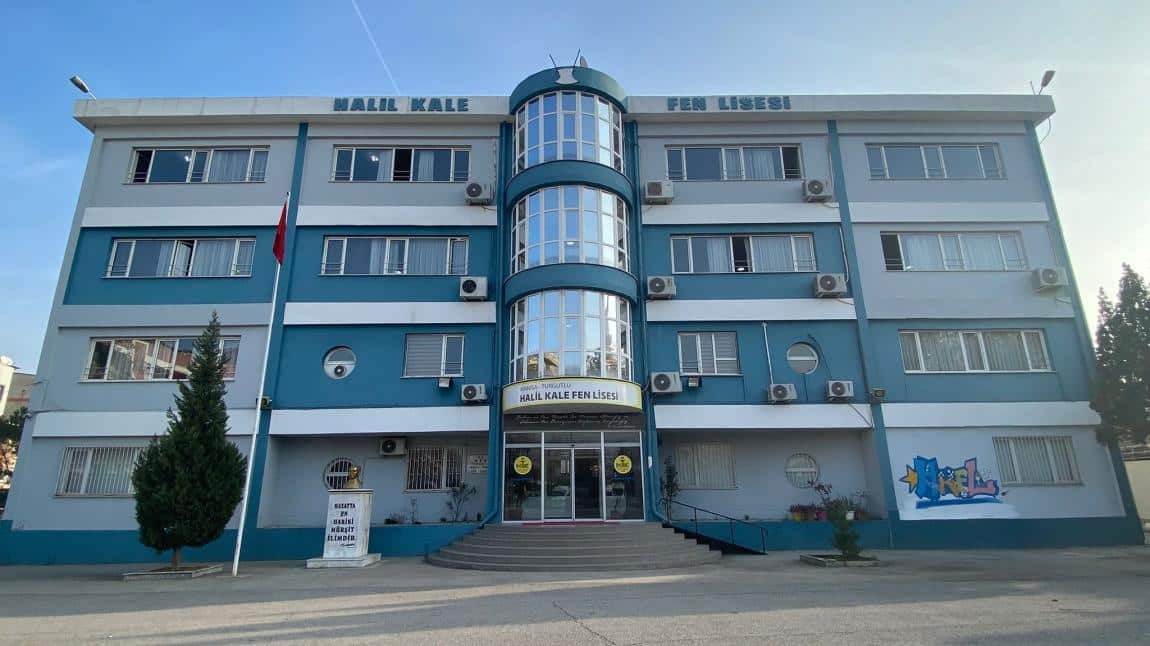 Turgutlu Halil Kale Fen Lisesi ana binasının ön cephesi