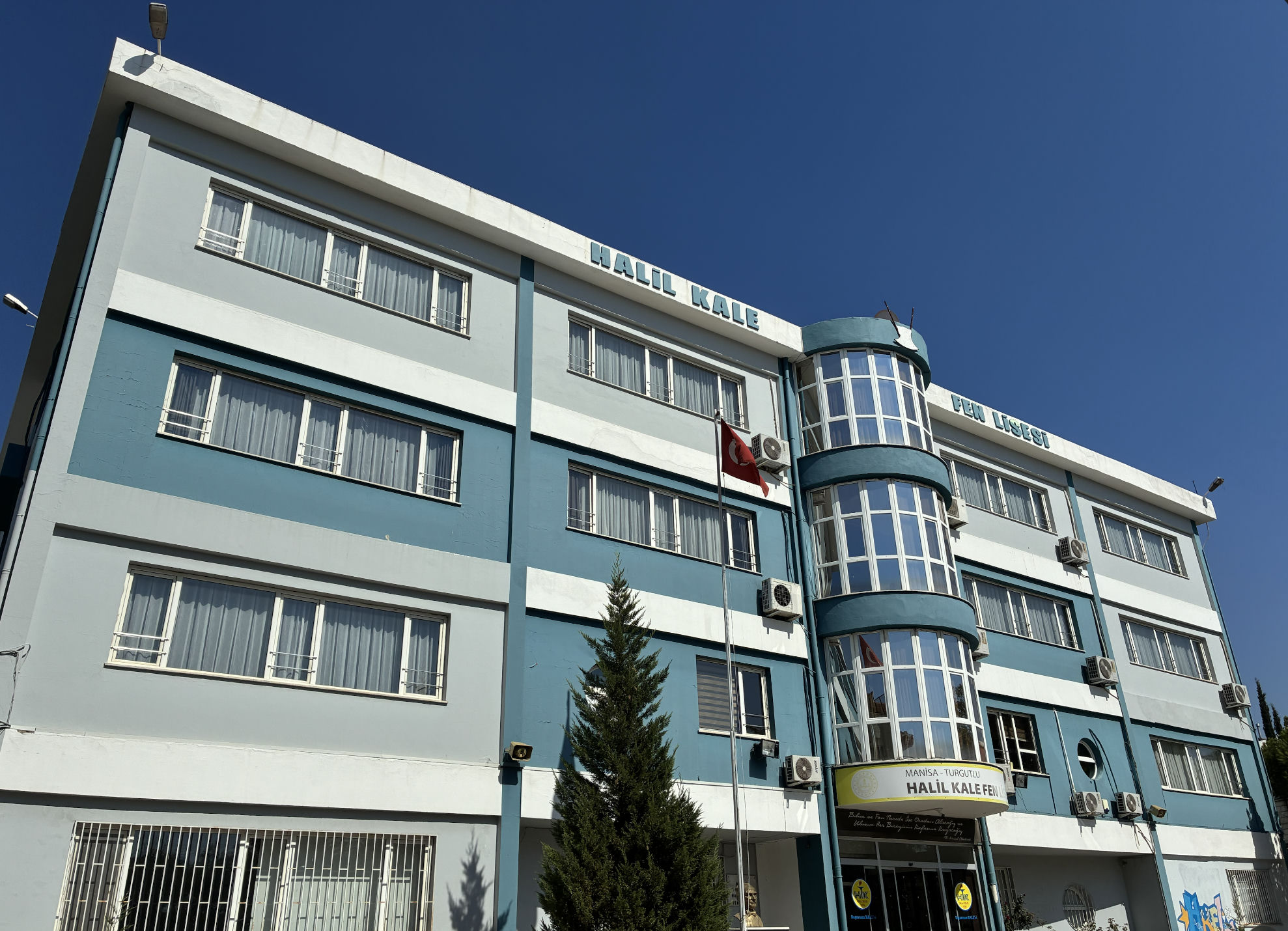Ana bina ve okul girişinin yakın plan görünümü